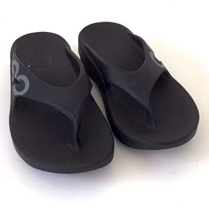 OOFOS, Black Thong Recovery Sandals Unisex Women Size 9, Men Size 7. EU Size 40